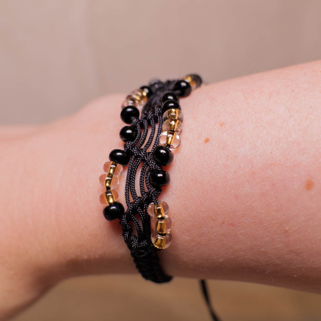 Zwarte macramé-armband met zwarte en transparante kralen met gele ke… - 97506 Zwarte macramé-armband met zwarte en transparante kralen met gele kern