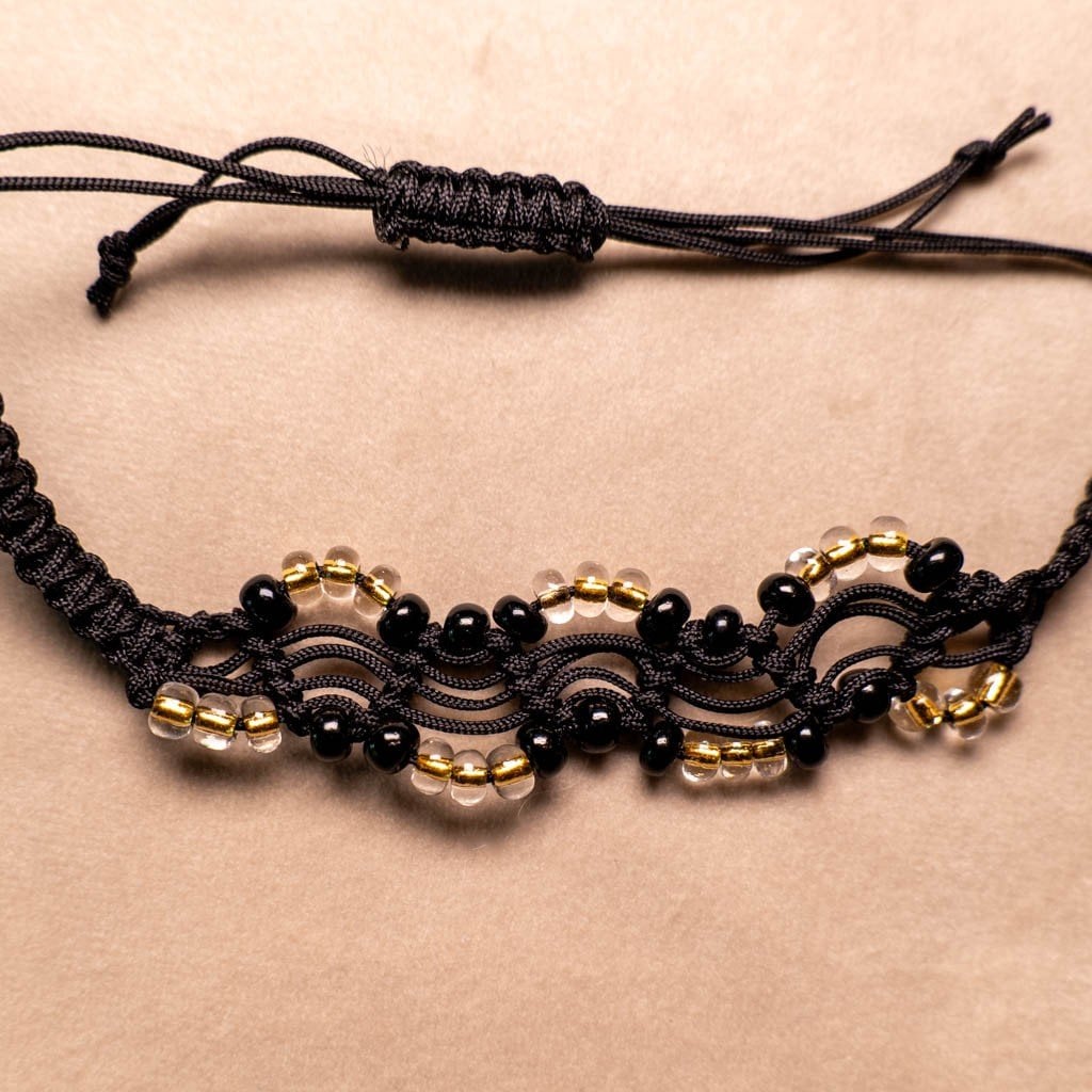 Zwarte macramé-armband met zwarte en transparante kralen met gele ke… - 97508 Zwarte macramé-armband met zwarte en transparante kralen met gele kern