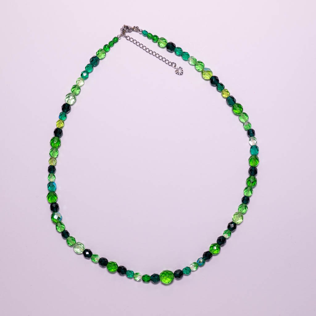 Ketting van groene facetkralen - 106334 Ketting van groene facetkralen