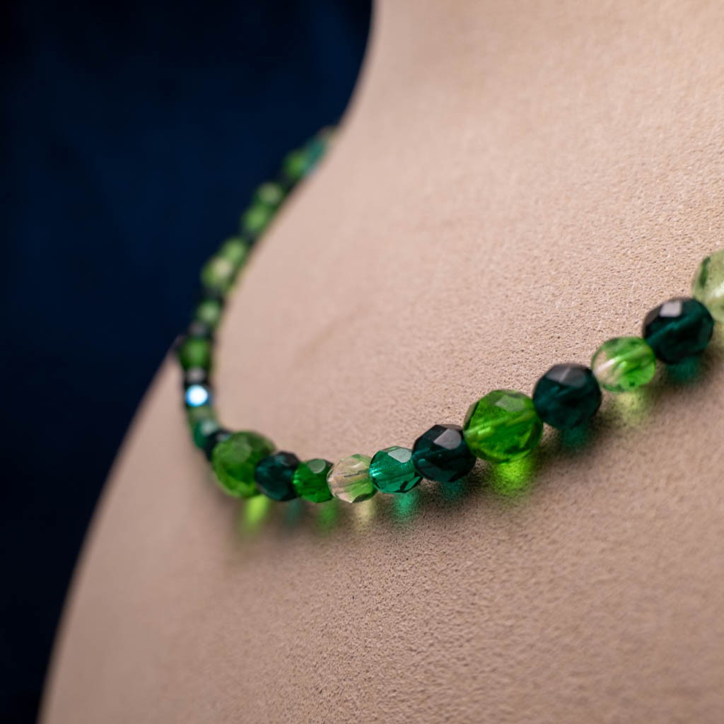 Ketting van groene facetkralen - 106335 Ketting van groene facetkralen