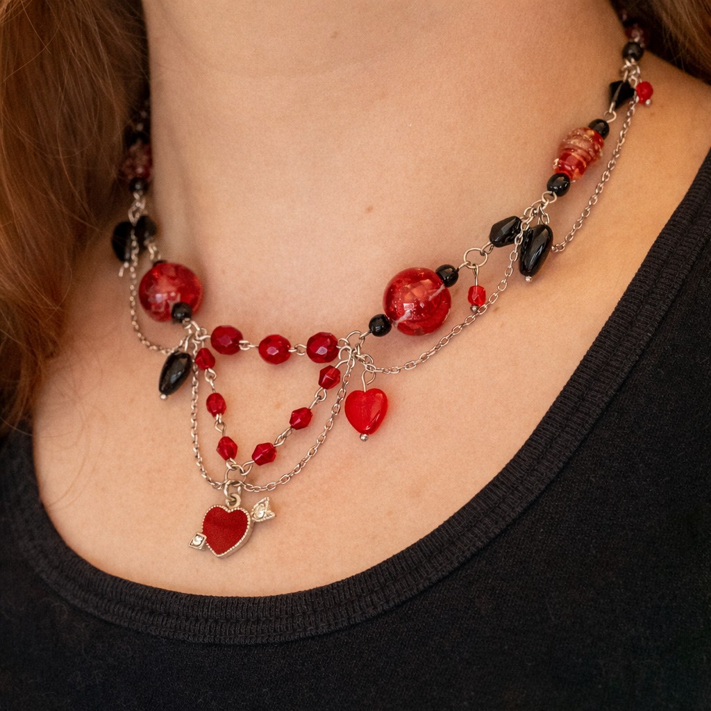 Romantische ketting met zwarte en rode glaskralen en hartjes - 113389 Romantische ketting met zwarte en rode glaskralen en hartjes