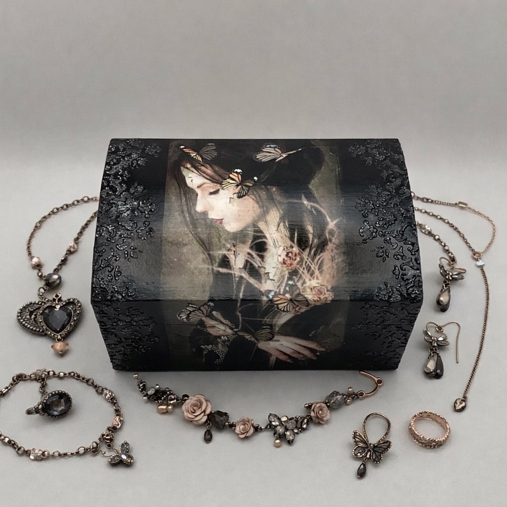 Handgedecoreerde bamboe sieradendoos ‘Silent Wings’