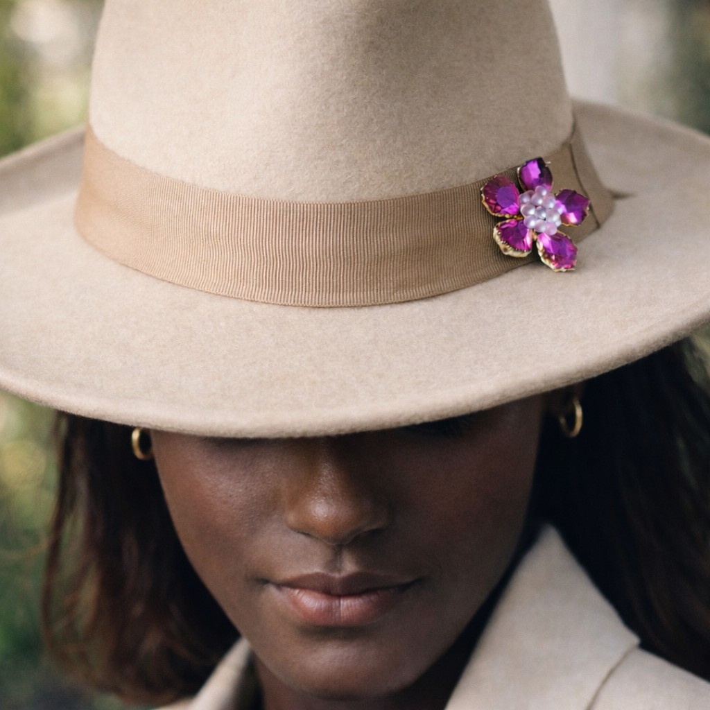 Fluweel & Fonkel, handgemaakte kristallen bloem broche