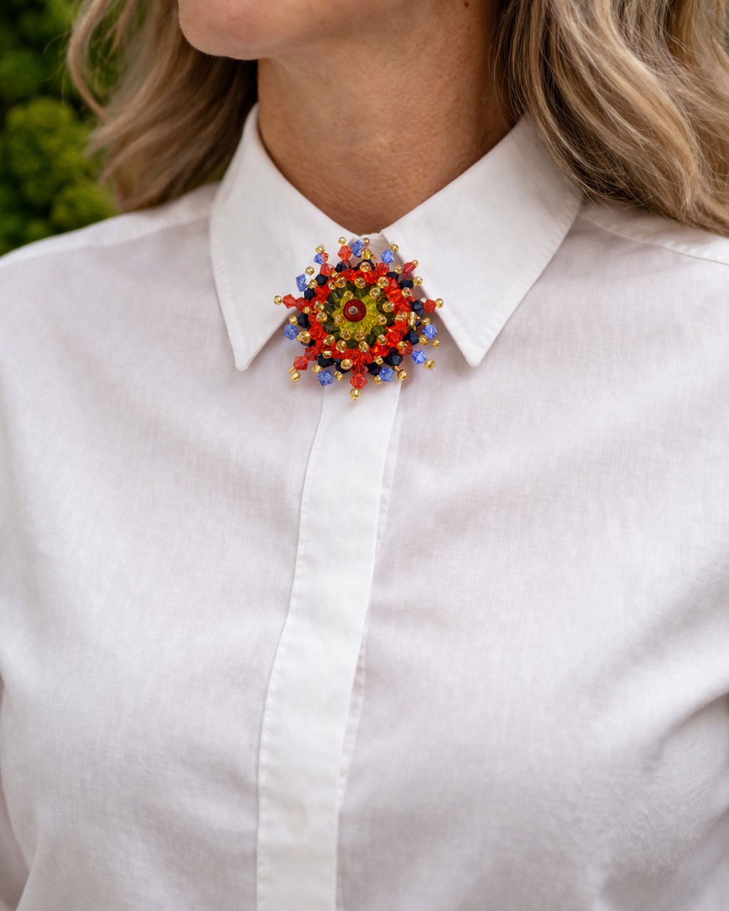 Artistiek & Exotisch, handgemaakte passiebloem broche met Swarovski kristal