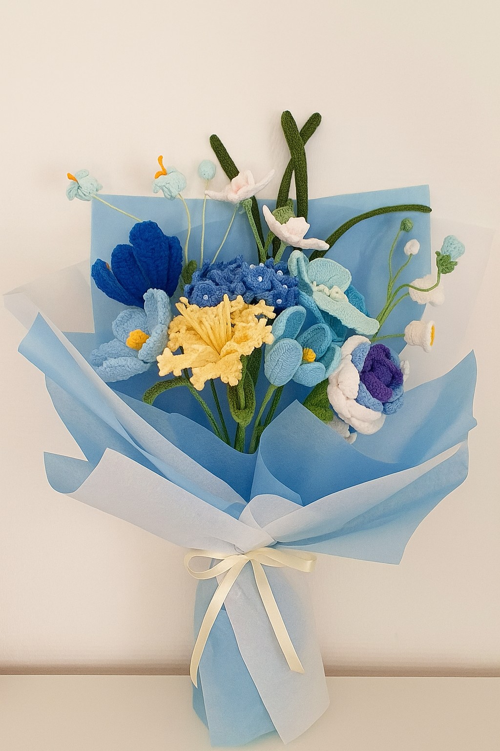 Handgemaakte gehaakte bloemenboeket – blauw en fris als de lente