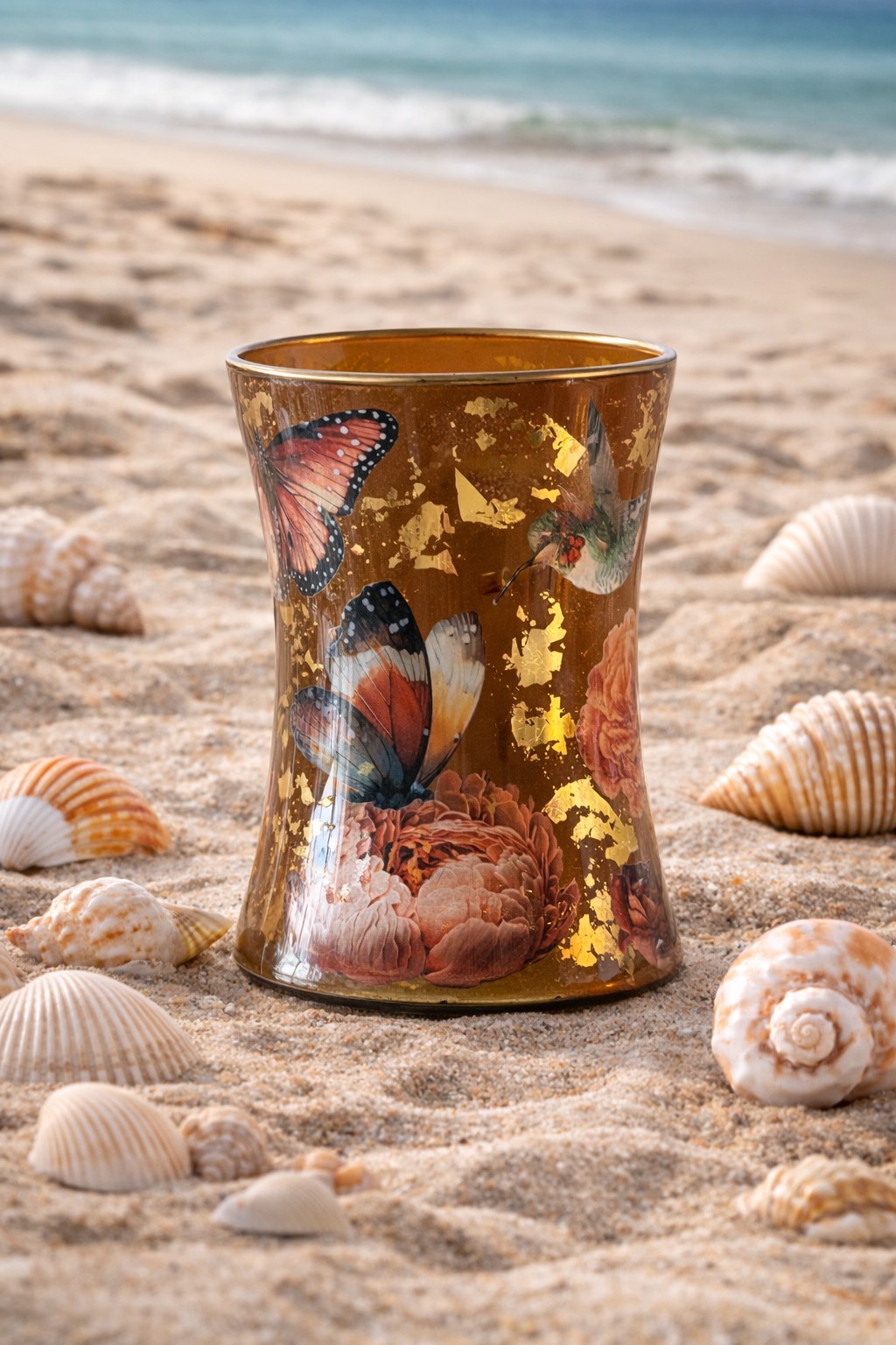 GILDED  -Luxe glazen designvaas met bloemen, vlinders en bladgoud – statement centerpiece voor industrieel en modern interieur