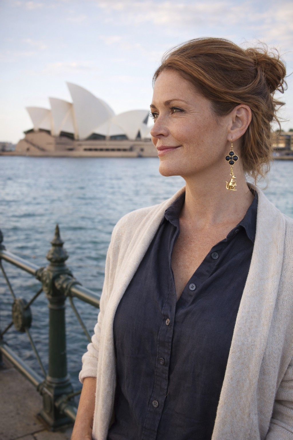 Australisch & Herinnering, kangaroe en joey oorbellen met edelsteen