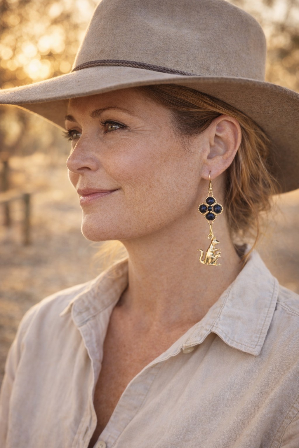 Australisch & Herinnering, kangaroe en joey oorbellen met edelsteen