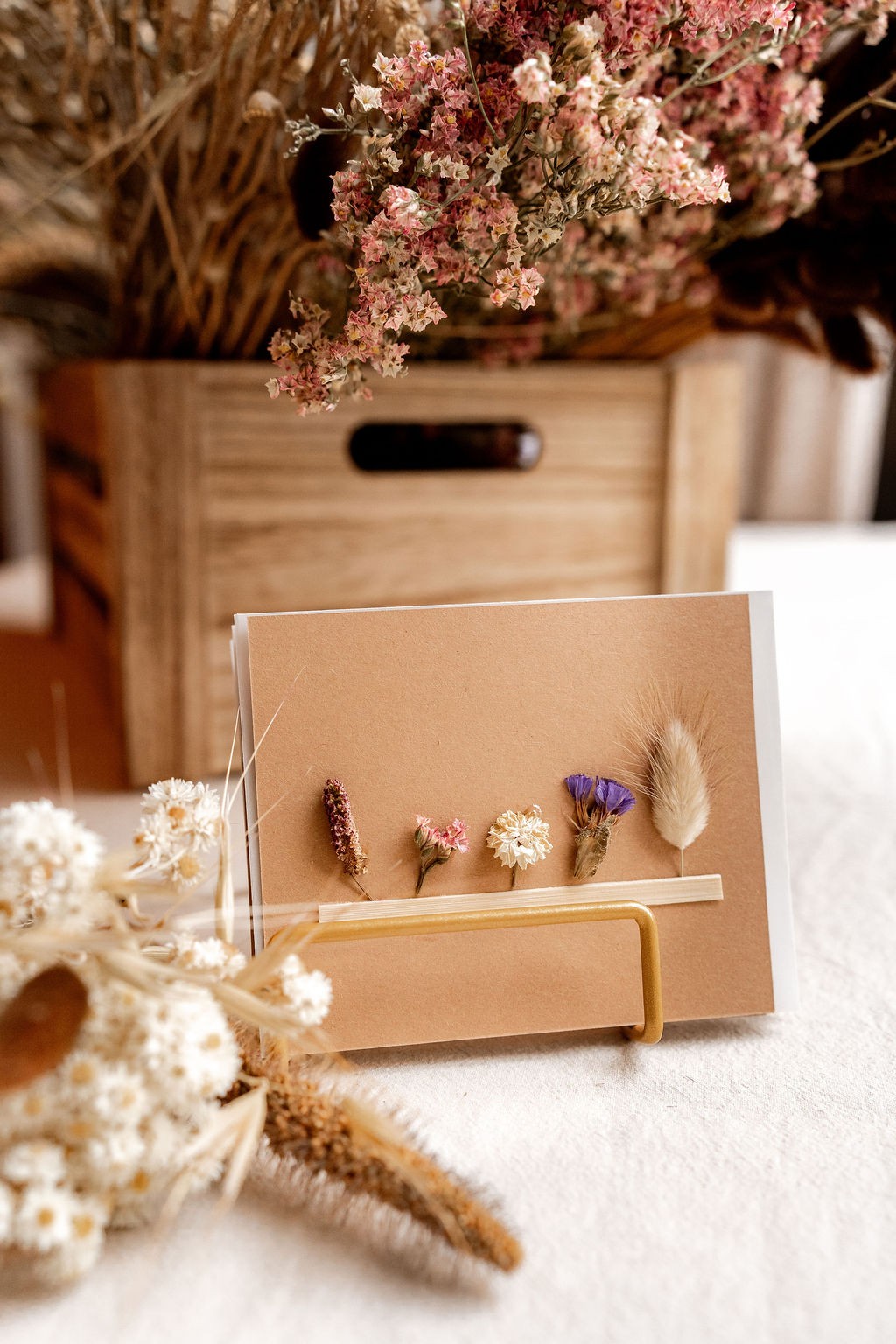 Handgemaakte kaart met gedroogde bloemen