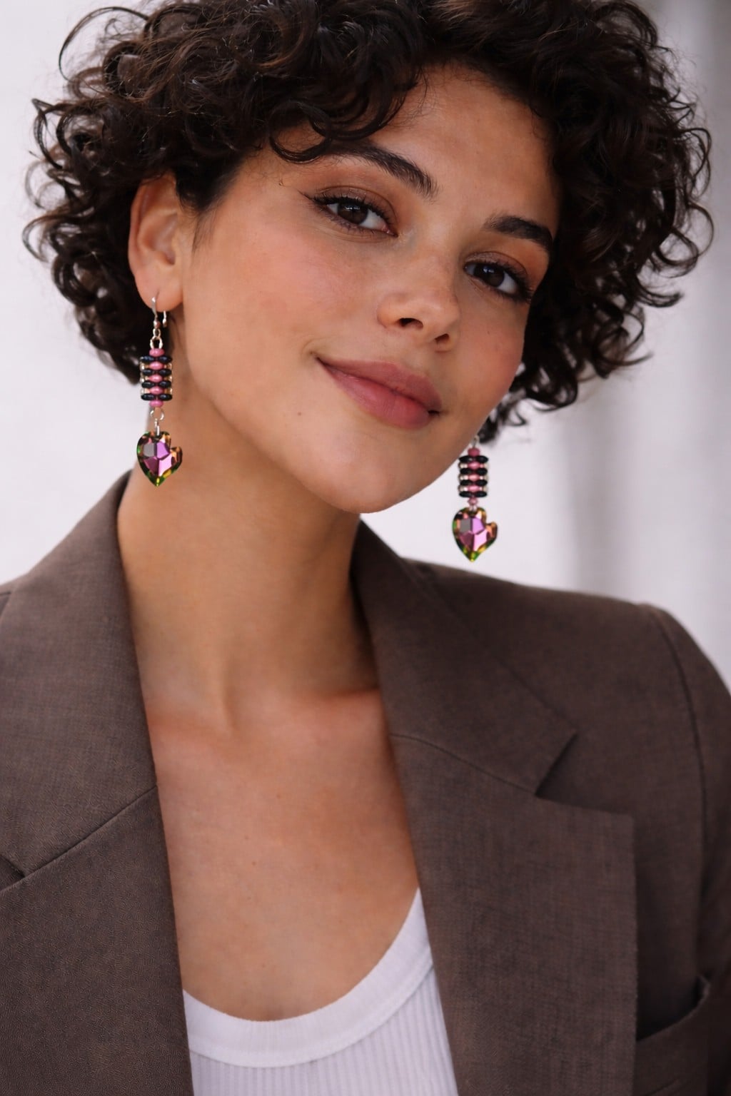 Stralend & Vrolijk, roze oorbellen met kristallen hartjes, perfect voor Valentijns dag