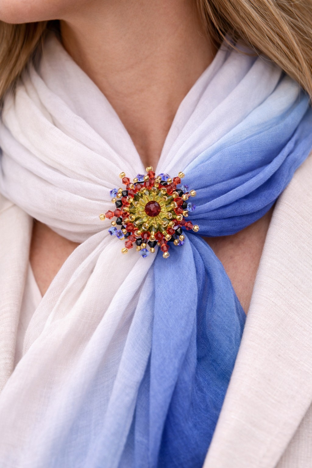 Artistiek & Exotisch, handgemaakte passiebloem broche met Swarovski kristal