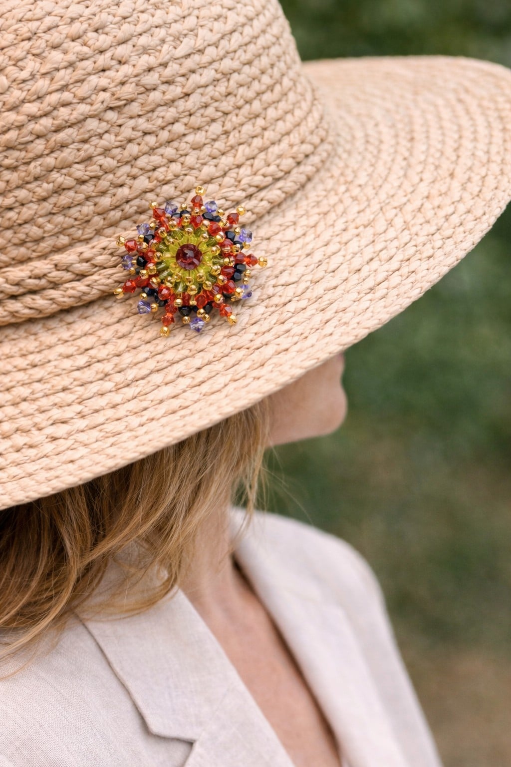 Artistiek & Exotisch, handgemaakte passiebloem broche met Swarovski kristal