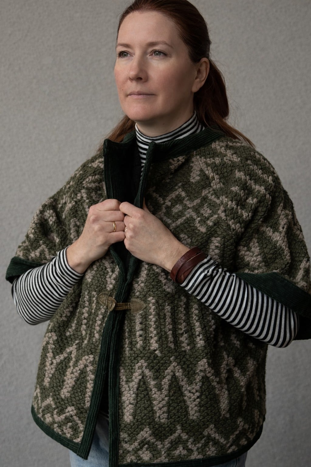 Handgemaakte wollen jas met textuur