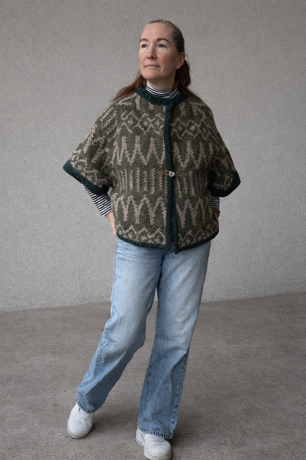 Handgemaakte wollen jas met textuur