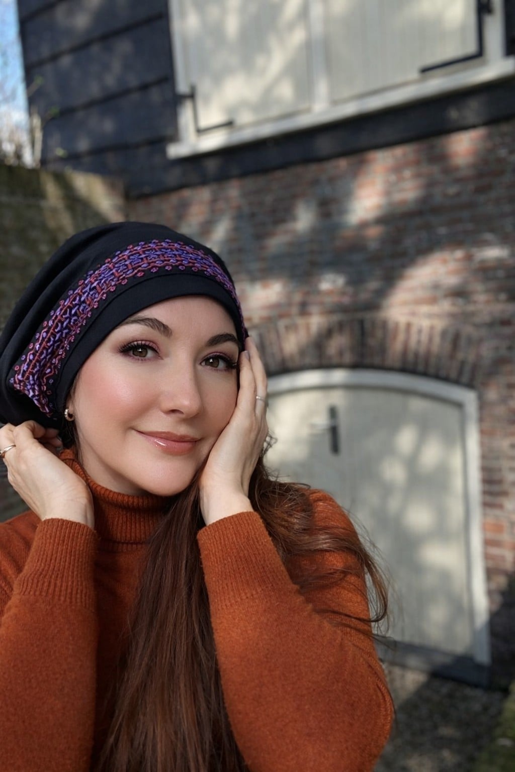 Zwarte baret met geborduurde band - 121913 Zwarte baret met geborduurde band