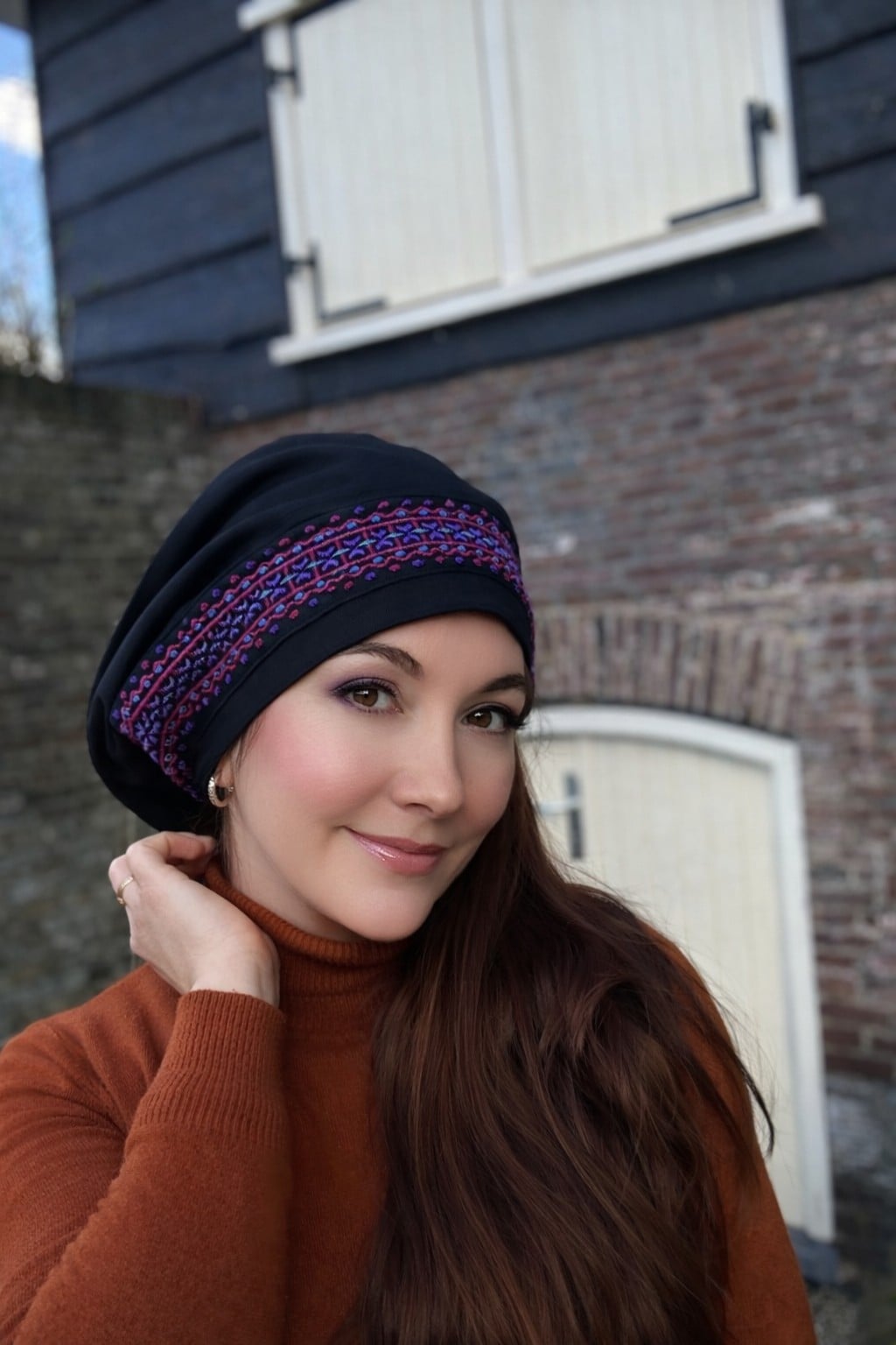 Zwarte baret met geborduurde band - 121914 Zwarte baret met geborduurde band