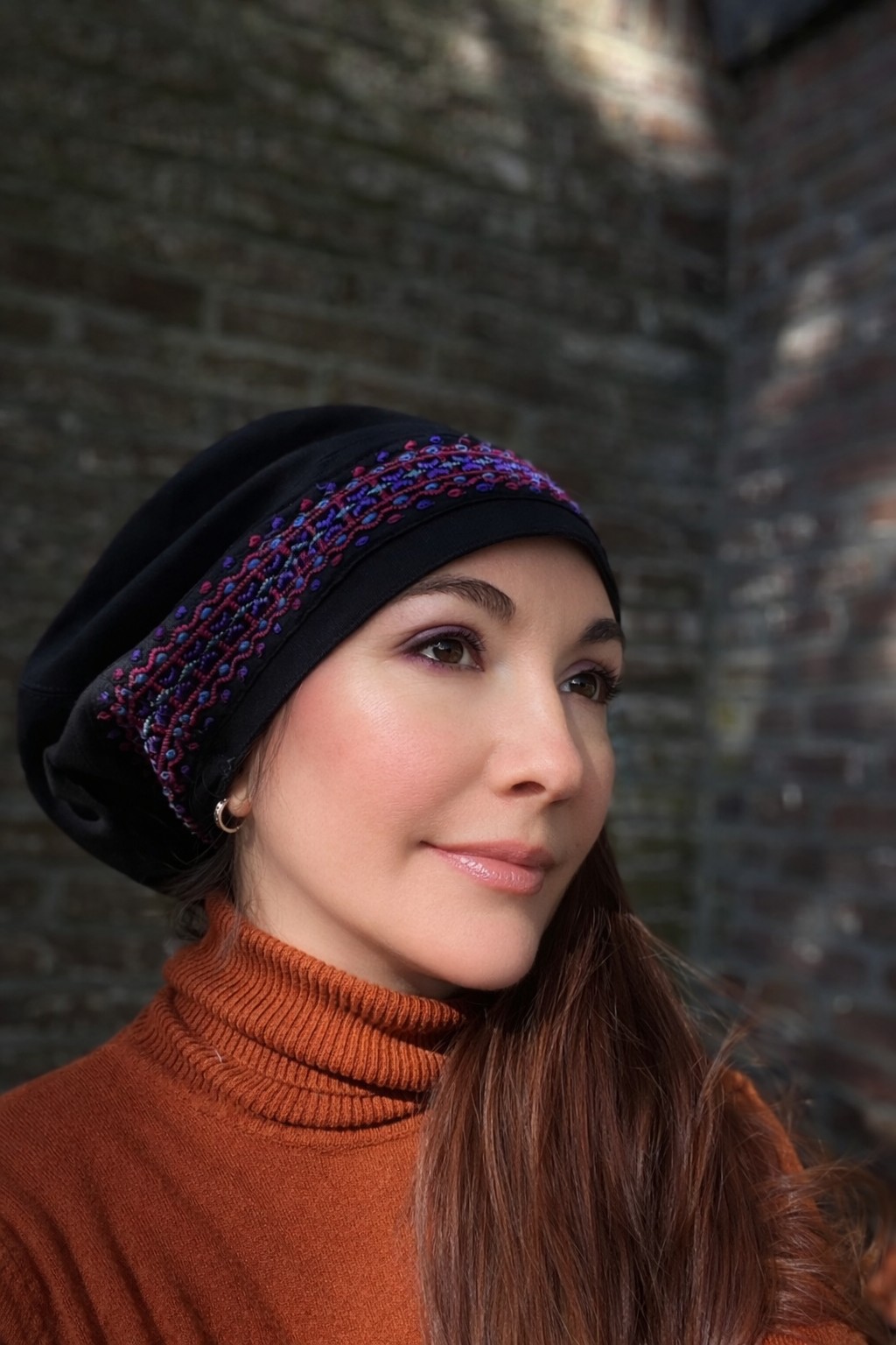 Zwarte baret met geborduurde band - 121915 Zwarte baret met geborduurde band