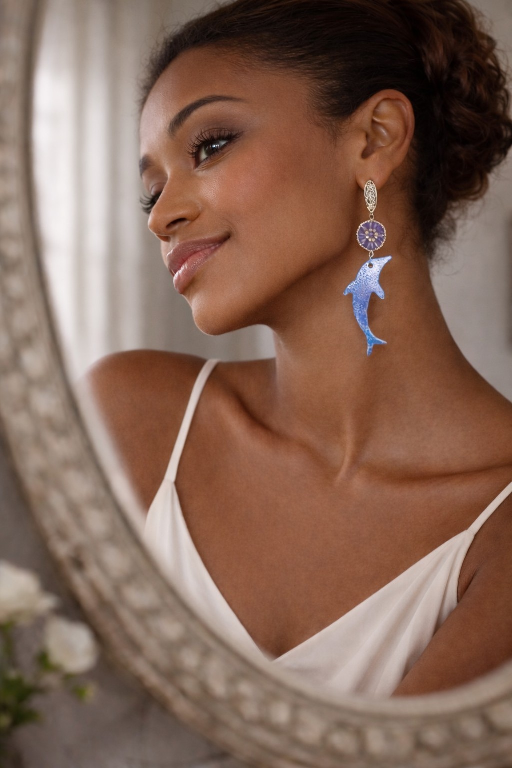 Diepblauw & Ocean folk, dolfijn oorbellen met Swarovski en zilverdetail