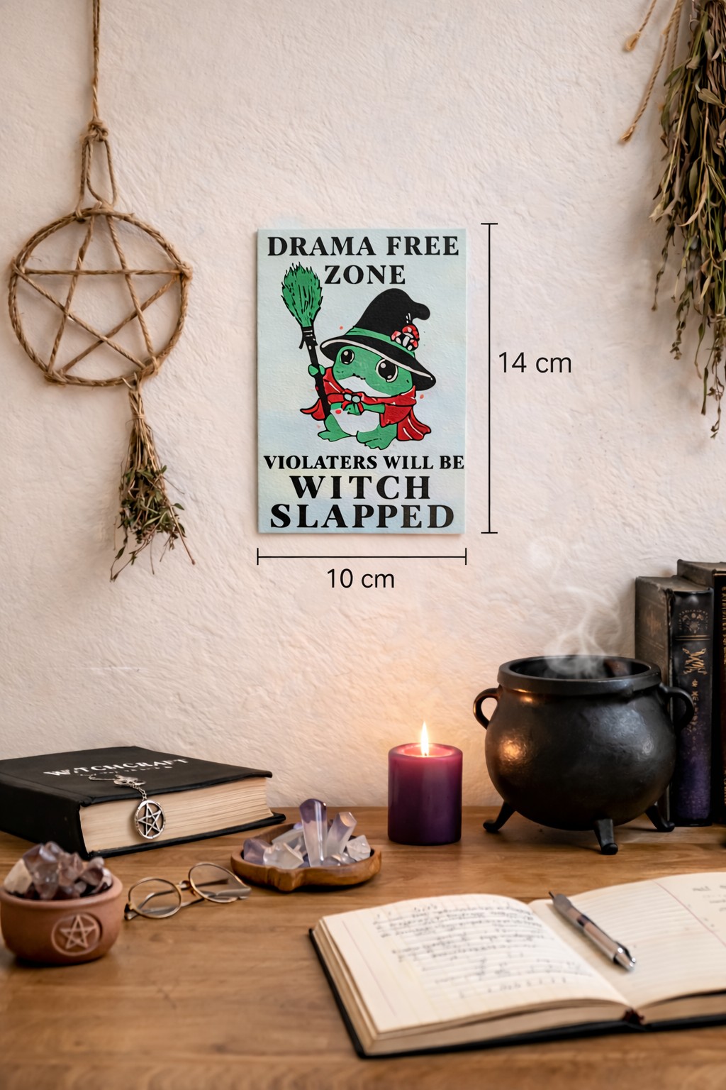 Grappig 3D geprint wandbordje “Drama Free Zone” – Kikker Witch … - 124259 Grappig 3D geprint wandbordje “Drama Free Zone” – Kikker Witch – Duurzame wanddecoratie (10x14 cm)