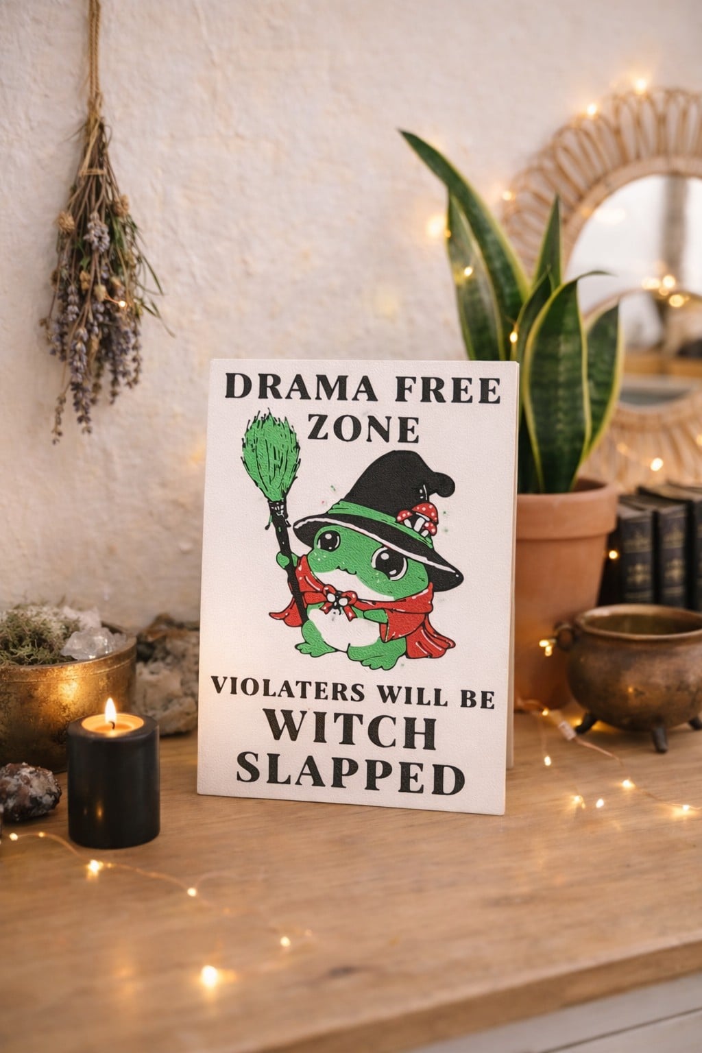 Grappig 3D geprint wandbordje “Drama Free Zone” – Kikker Witch … - 124261 Grappig 3D geprint wandbordje “Drama Free Zone” – Kikker Witch – Duurzame wanddecoratie (10x14 cm)