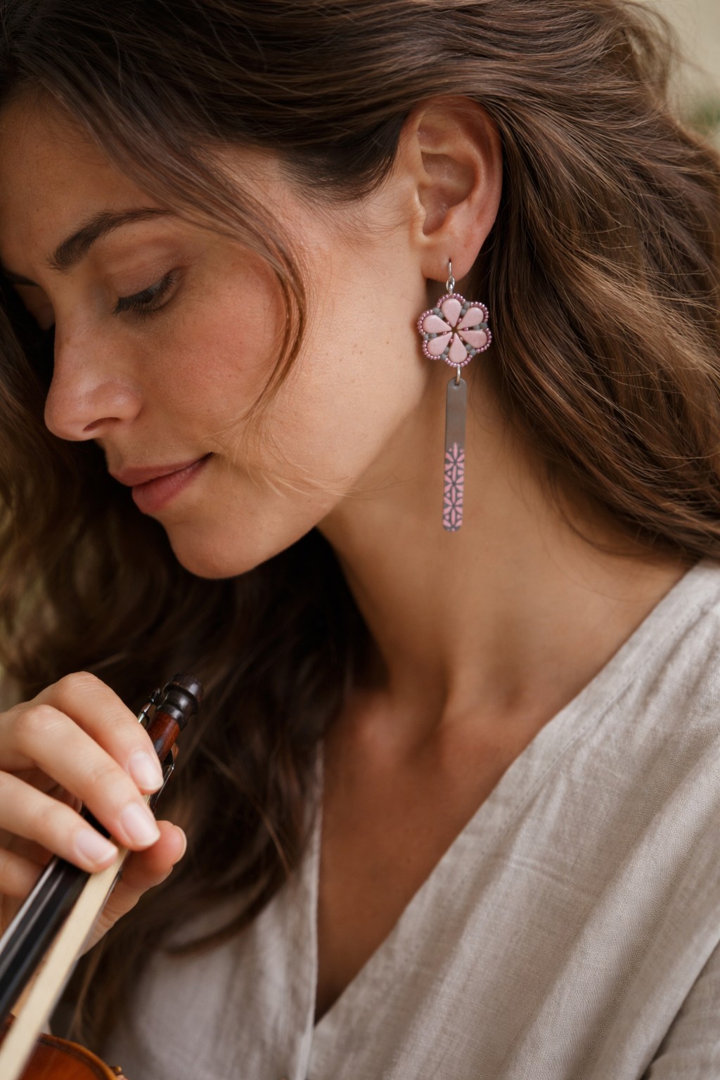 Poëtisch & Poederroze, oorbellen met kralenbloem en enamel hanger