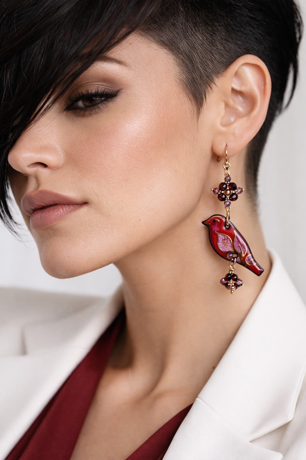 Roodborstje & Lentebloesem, handgemaakte vogel oorbellen met granaat en goud