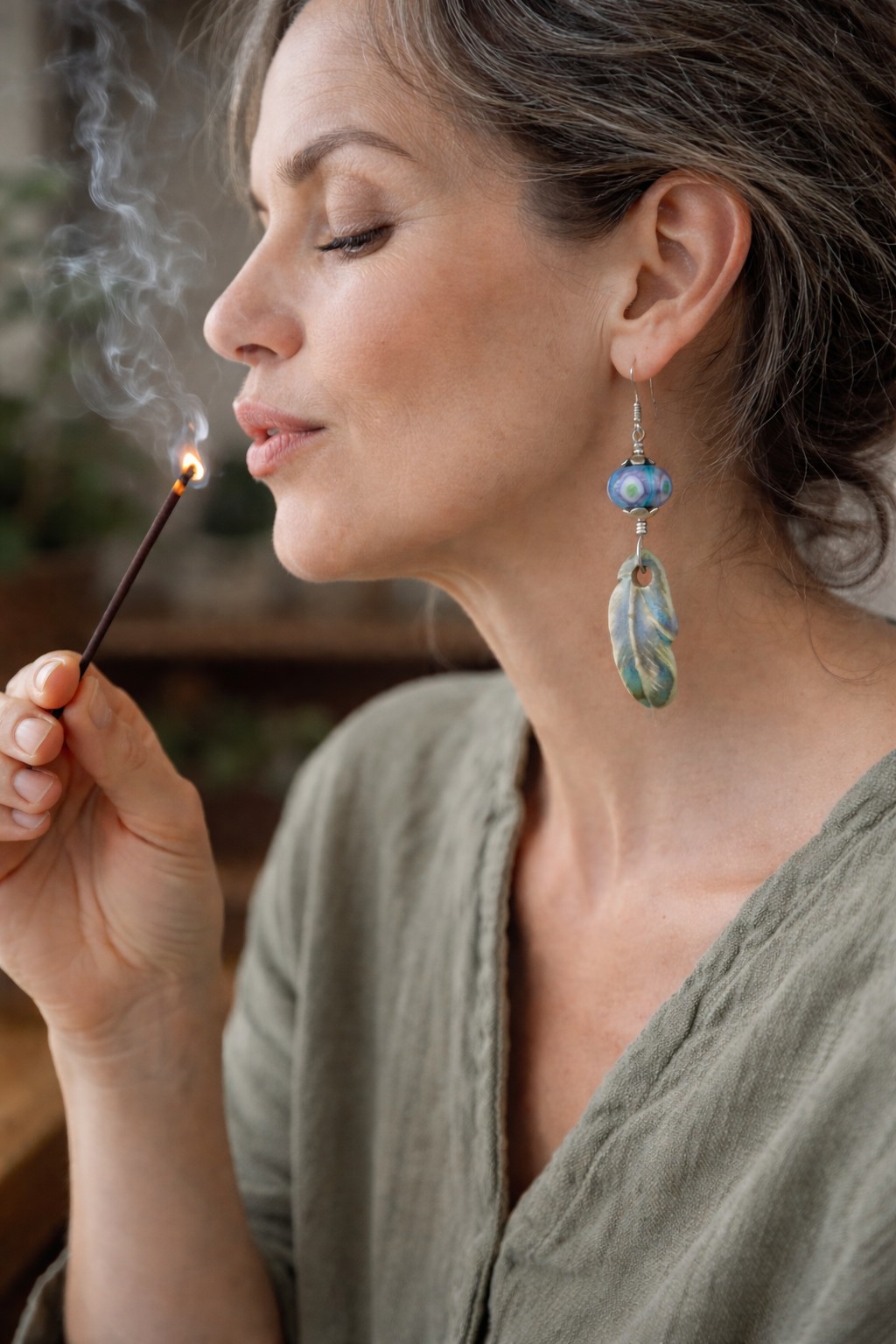 Rust & Spiritueel, veren oorbellen met lampwork glas en keramiek