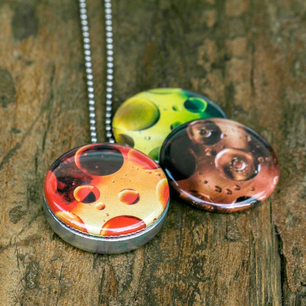 Fotomedaillon ketting/medaillon ketting met close up van olie bellen, in oranje,bruin en groen gele tinten. Roest vrij stalen ketting,rvs medaillon,roestvrij staal medaillon. Voor het dicht bij je dragen van je favoriete foto.