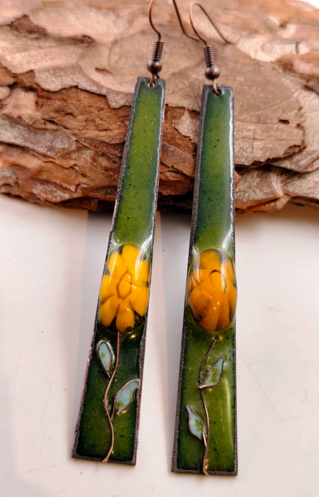 Handgemaakte lange emaille oorbellen met millefiori glas