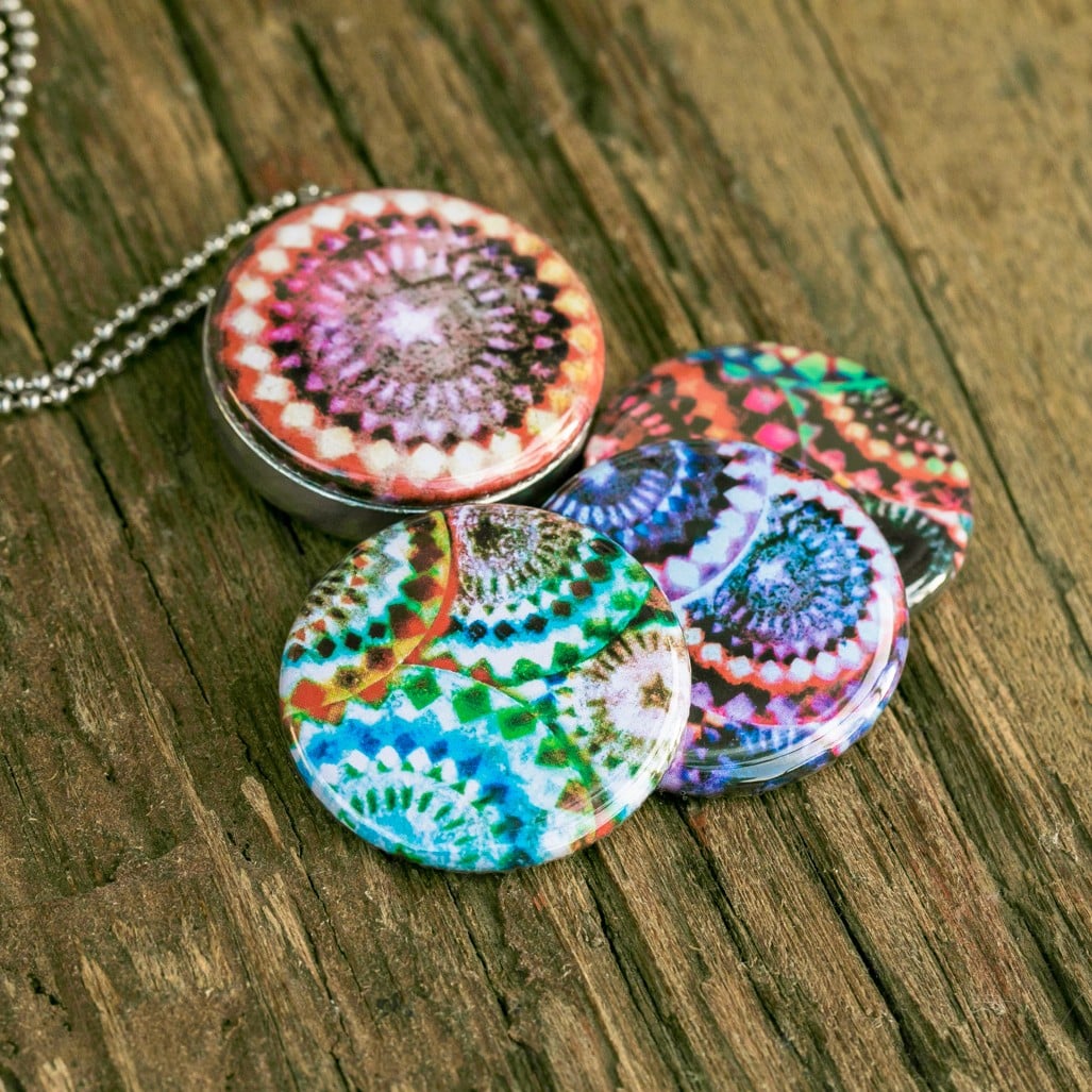 Foto medaillon ketting met 4 verschillende verwisselbare voorkanten met kunstfoto`s  in verschillende tinten,