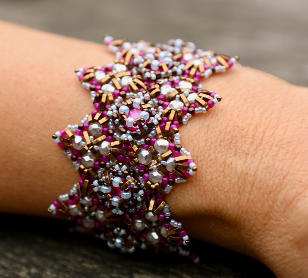 Byzantijnse kralenarmband roze/amethyst/brons, Miyuki en Swarovski … - 130645 Byzantijnse kralenarmband roze/amethyst/brons, Miyuki en Swarovski – handgeweven statement armband