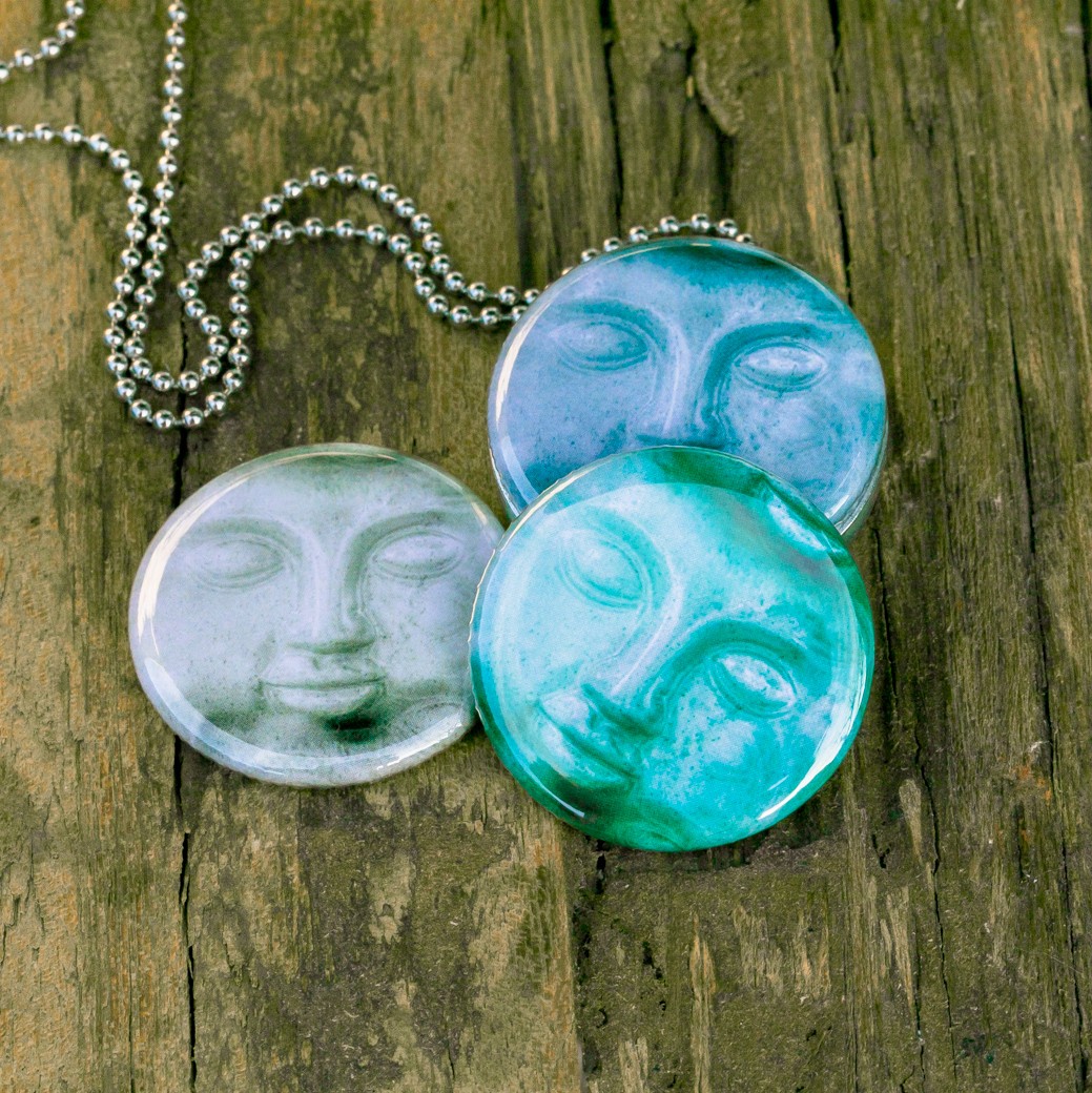 Buddha ketting,budha medaillon,budha gezicht,buddha face,Fotomedaillon ketting met drie verschillende verwisselbare voorkanten met foto`s van budha,Blauw grijze buddha gezichten. Voor het dicht bij je dragen van je favoriete foto.