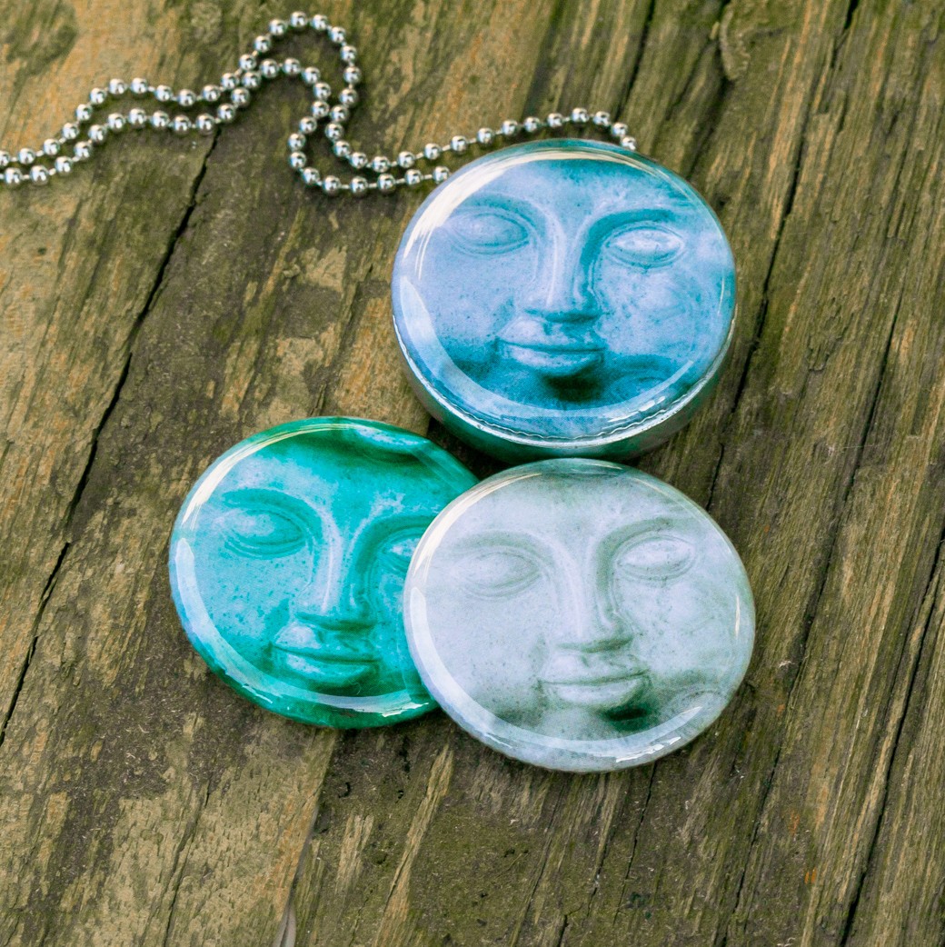 Buddha ketting,budha medaillon,budha gezicht,buddha face,Fotomedaillon ketting met drie verschillende verwisselbare voorkanten met foto`s van budha,Blauw grijze buddha gezichten. Voor het dicht bij je dragen van je favoriete foto.