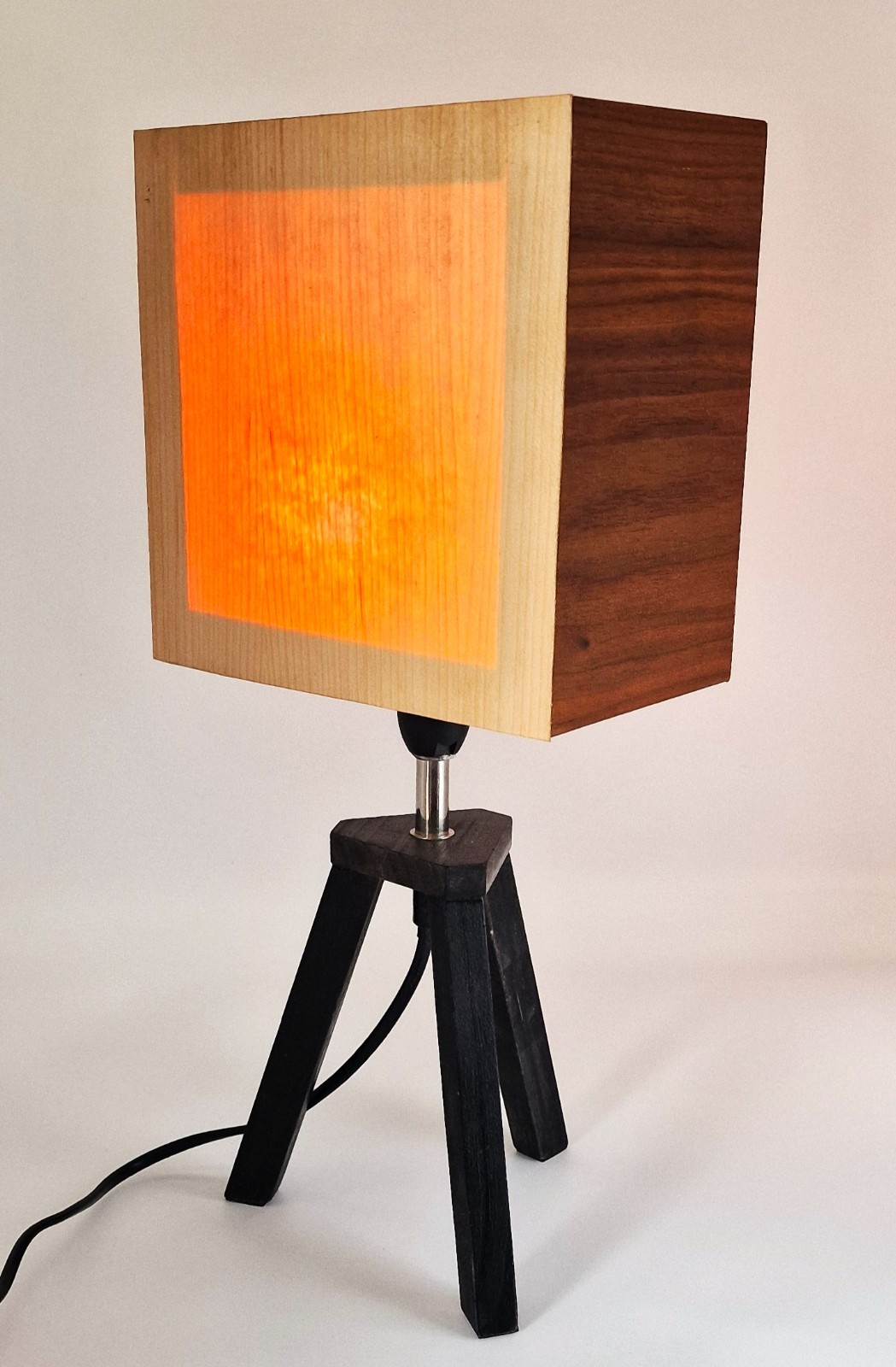 Fineerlamp op een zwarte houten voet