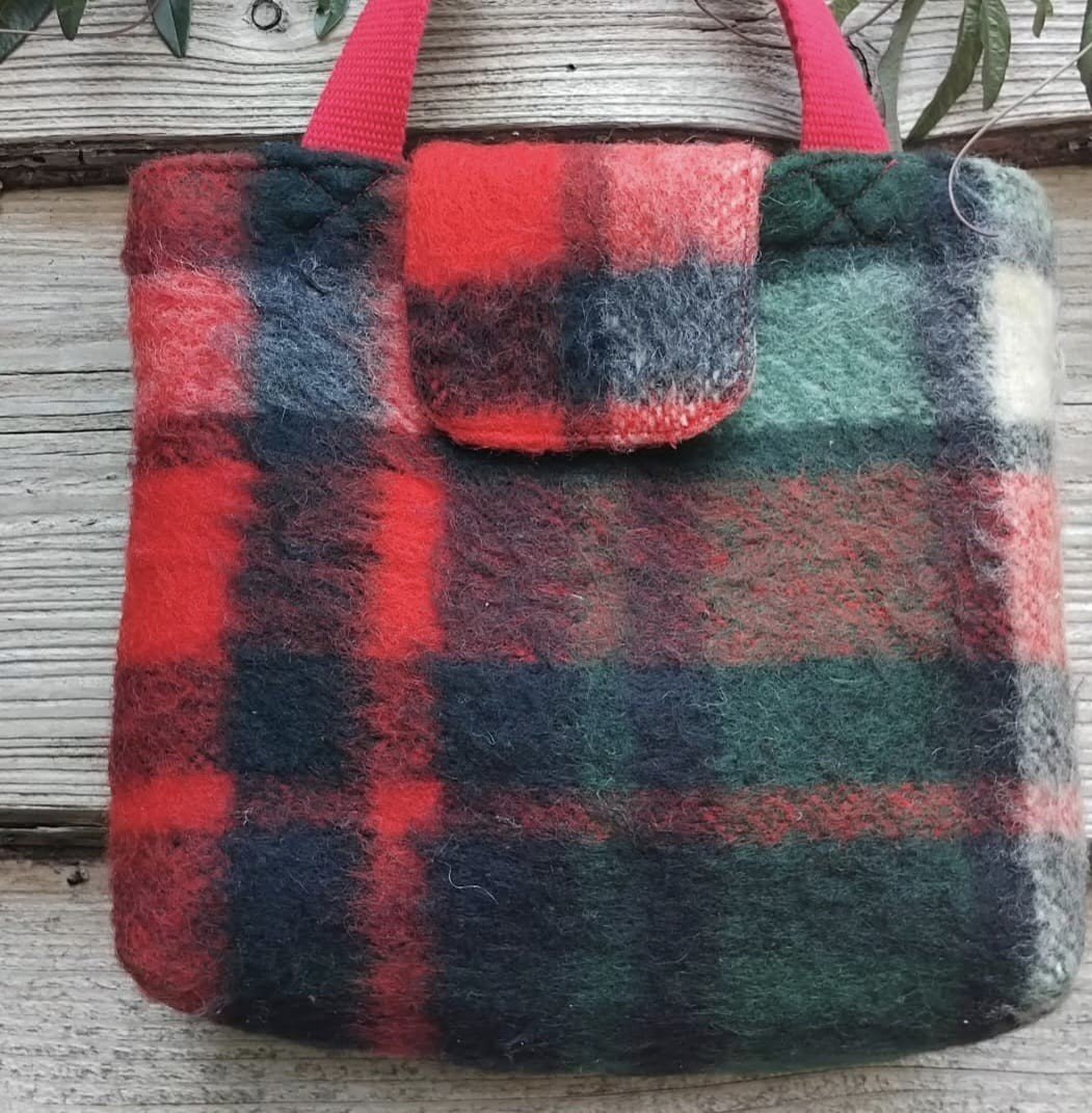 Handtasje van vintage deken, duurzaam en handgemaakt.