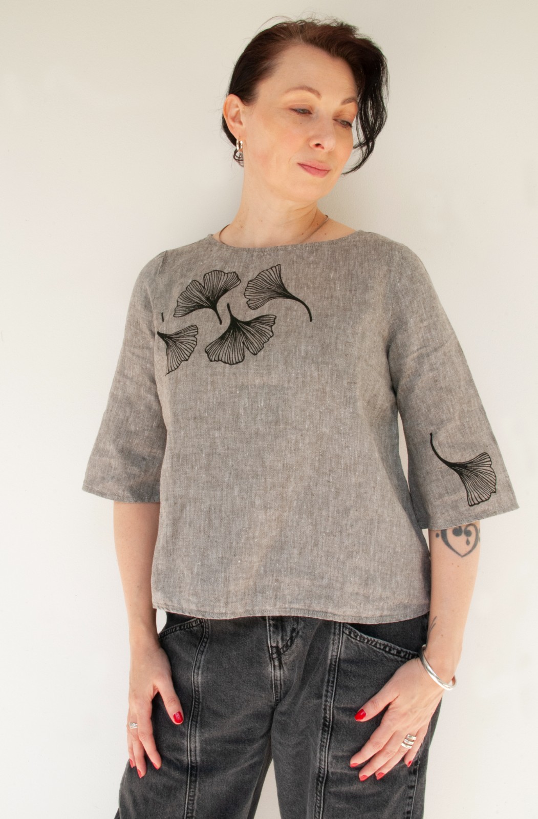 Hand Bedrukte Blouse, Grijs Linnen, Maat 38, Zwarte Ginkgo Bladeren O… - 128494 Hand Bedrukte Blouse, Grijs Linnen, Maat 38, Zwarte Ginkgo Bladeren Opdruk