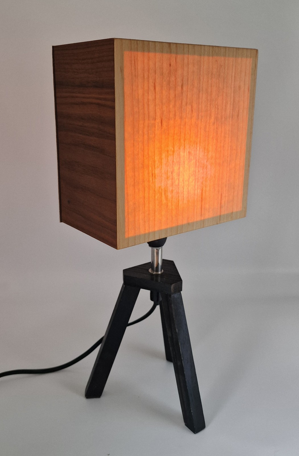 Fineerlamp op een zwarte houten voet