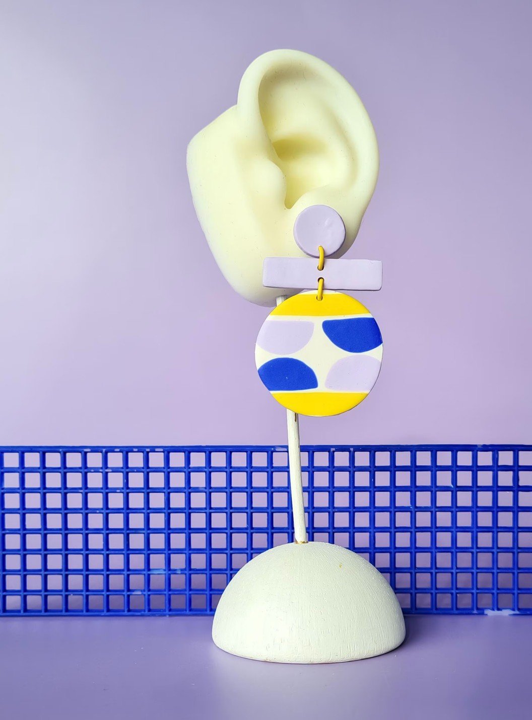 Blue, violet and yellow patterned color block earrings. Handmade polymer clay statement dangles. 80s memphis group, bold dopamine jewelry. - 71661.jpeg Kleurrijke, handgemaakte oorbellen, geel, lila en blauw patroon. Lichtgewicht, dopamine statement Memphis Polymeerklei oorbellen