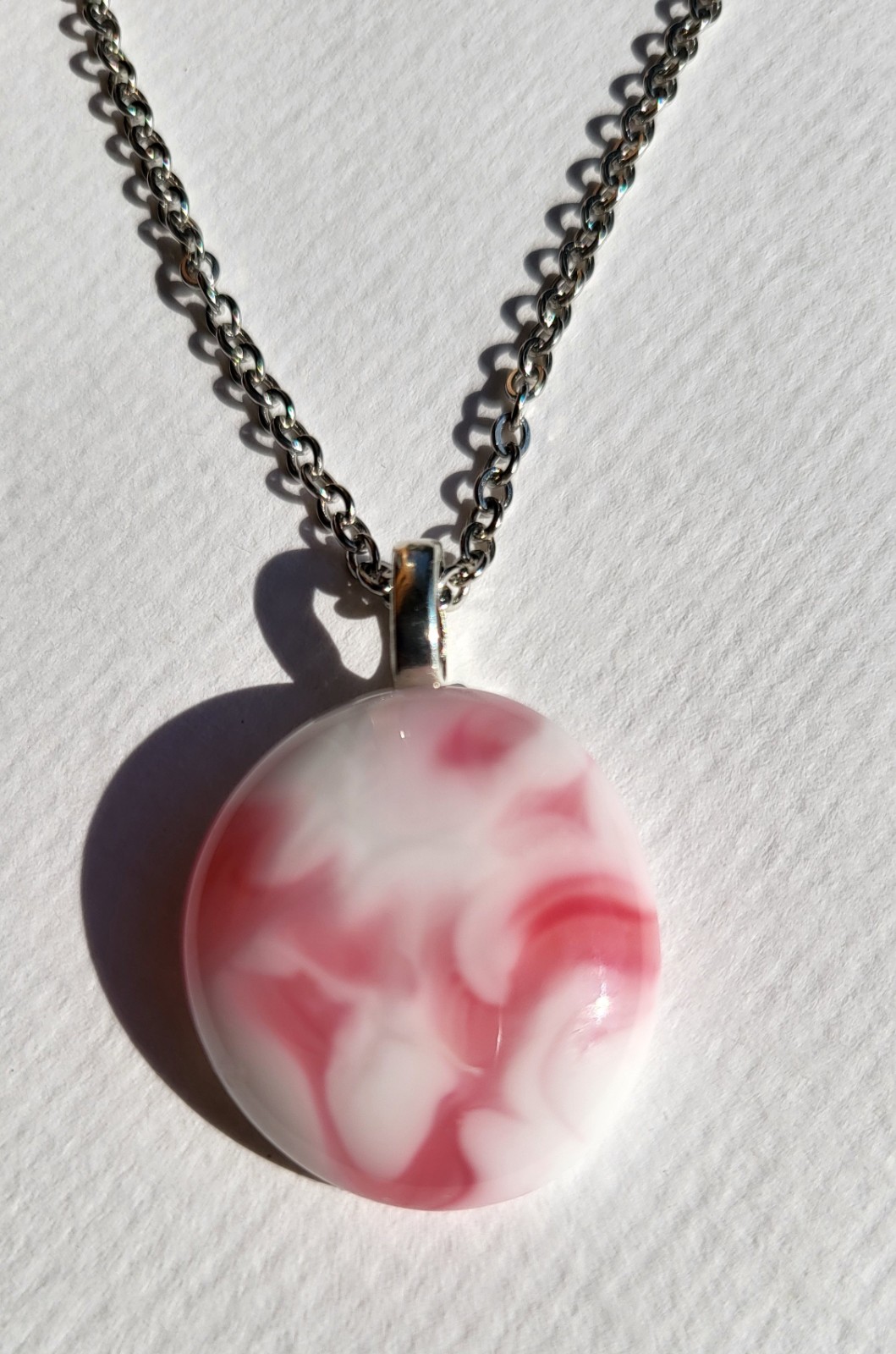 Uniek "Roze Wolk" glasfusing hanger - 140069 RVS ketting met uniek "Roze Wolk" glas hanger