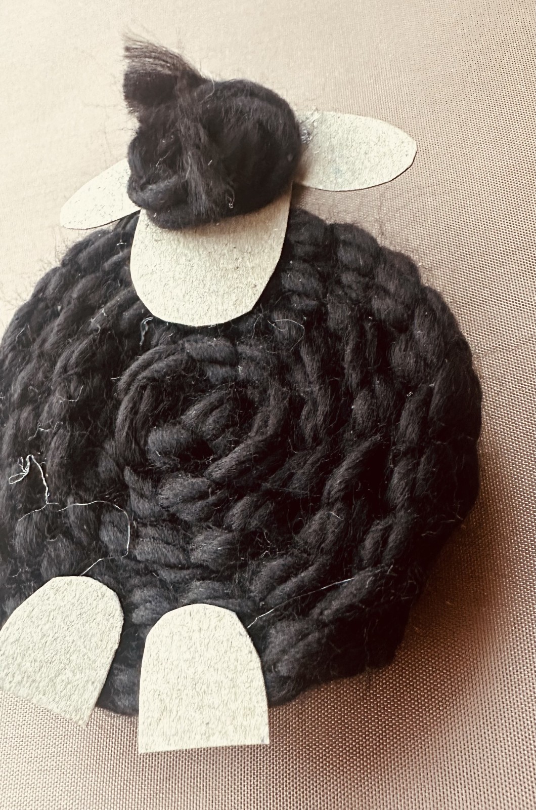 Handgemaakte kersthanger schaapje van zwarte wol – kerstdecoratie - 153675 Handgemaakte kersthanger schaapje van zwarte wol – kerstdecoratie