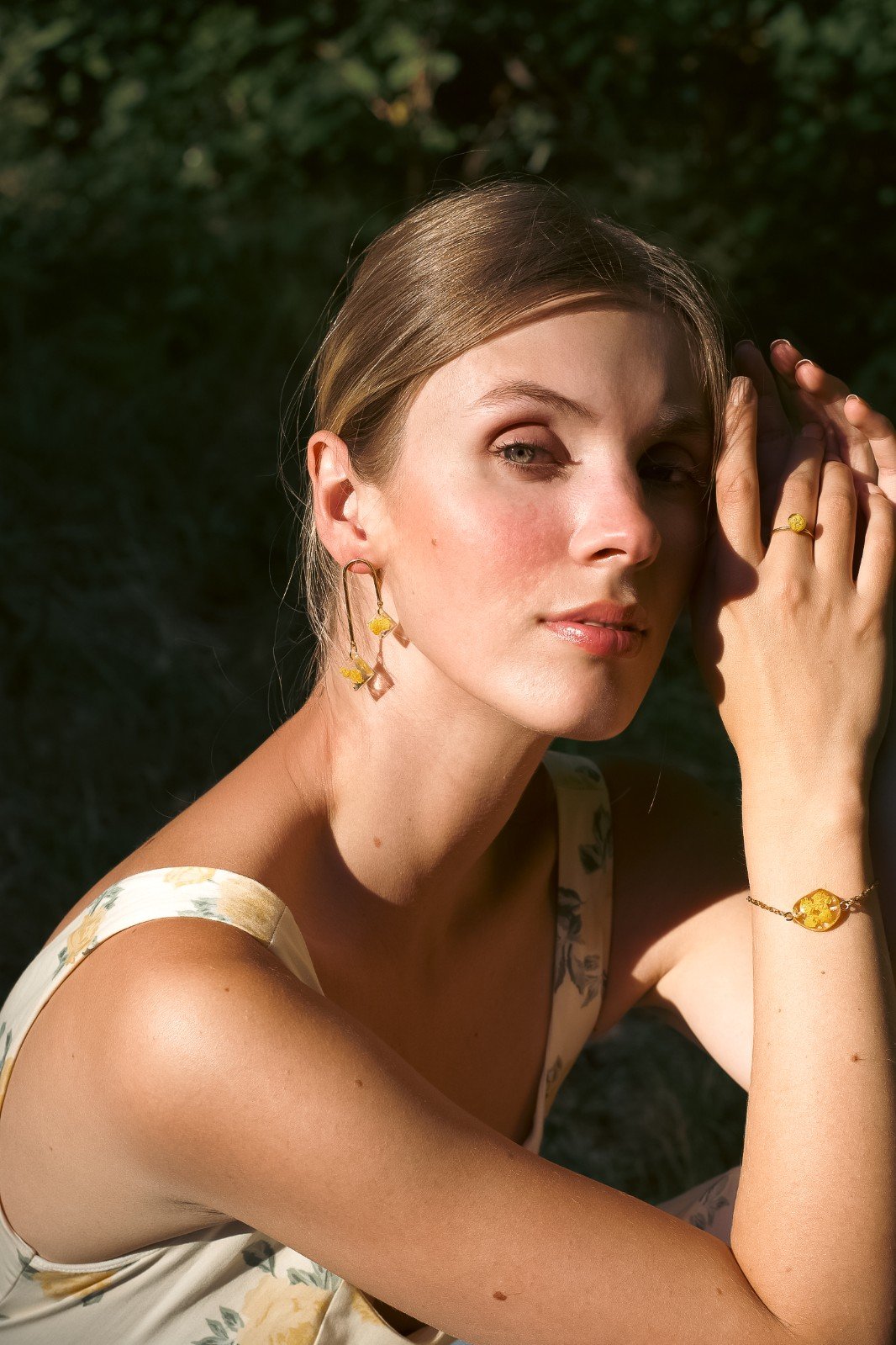 Asymmetrische Boogvormige Oorbellen met Echte Bloemen uit Amsterdam - 91678 Asymmetrische Boogvormige Oorbellen met Echte Bloemen uit Amsterdam (Limoncello Romance)