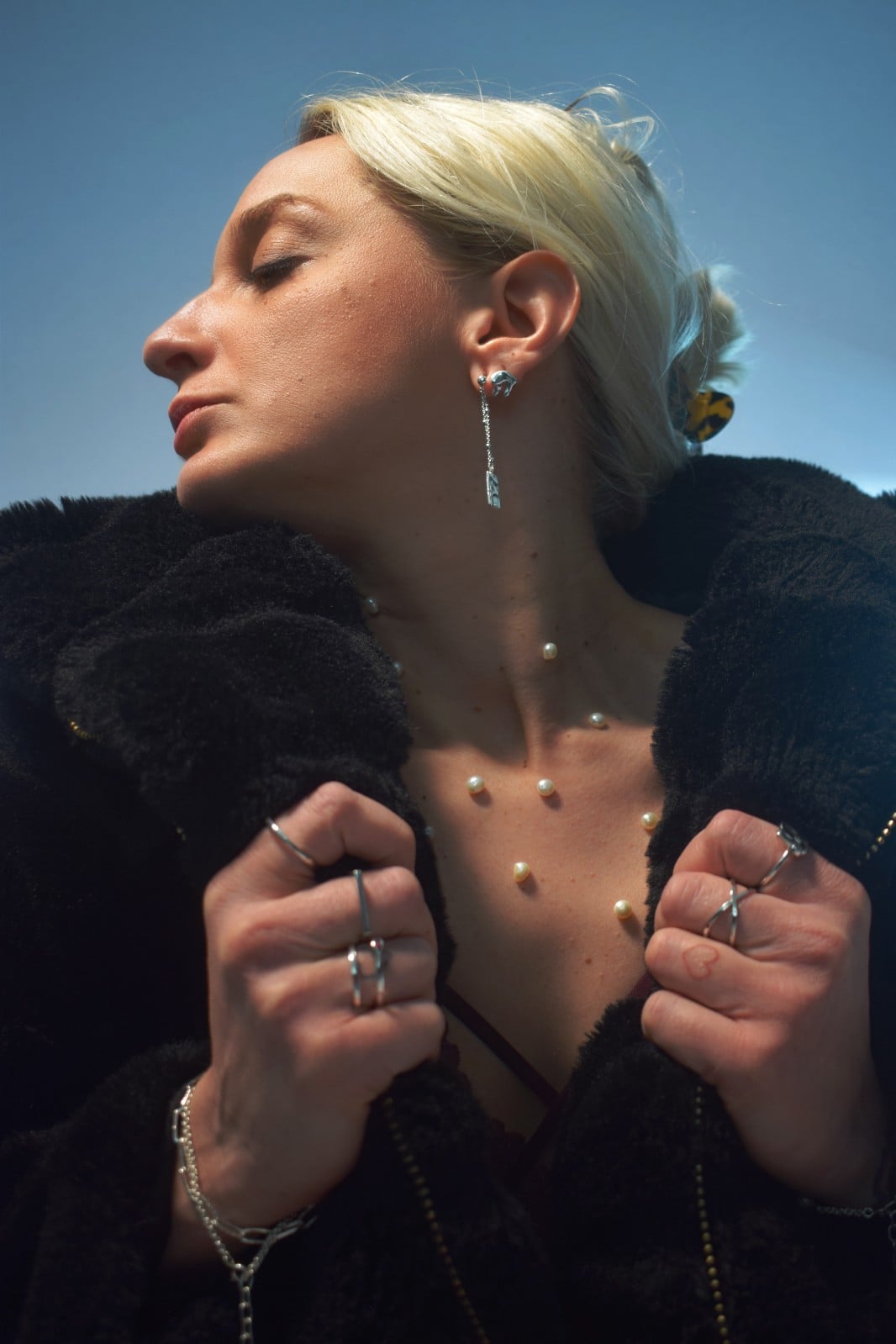 Zilveren oorbellen met bolletje en een afdruk van een Ginko blad