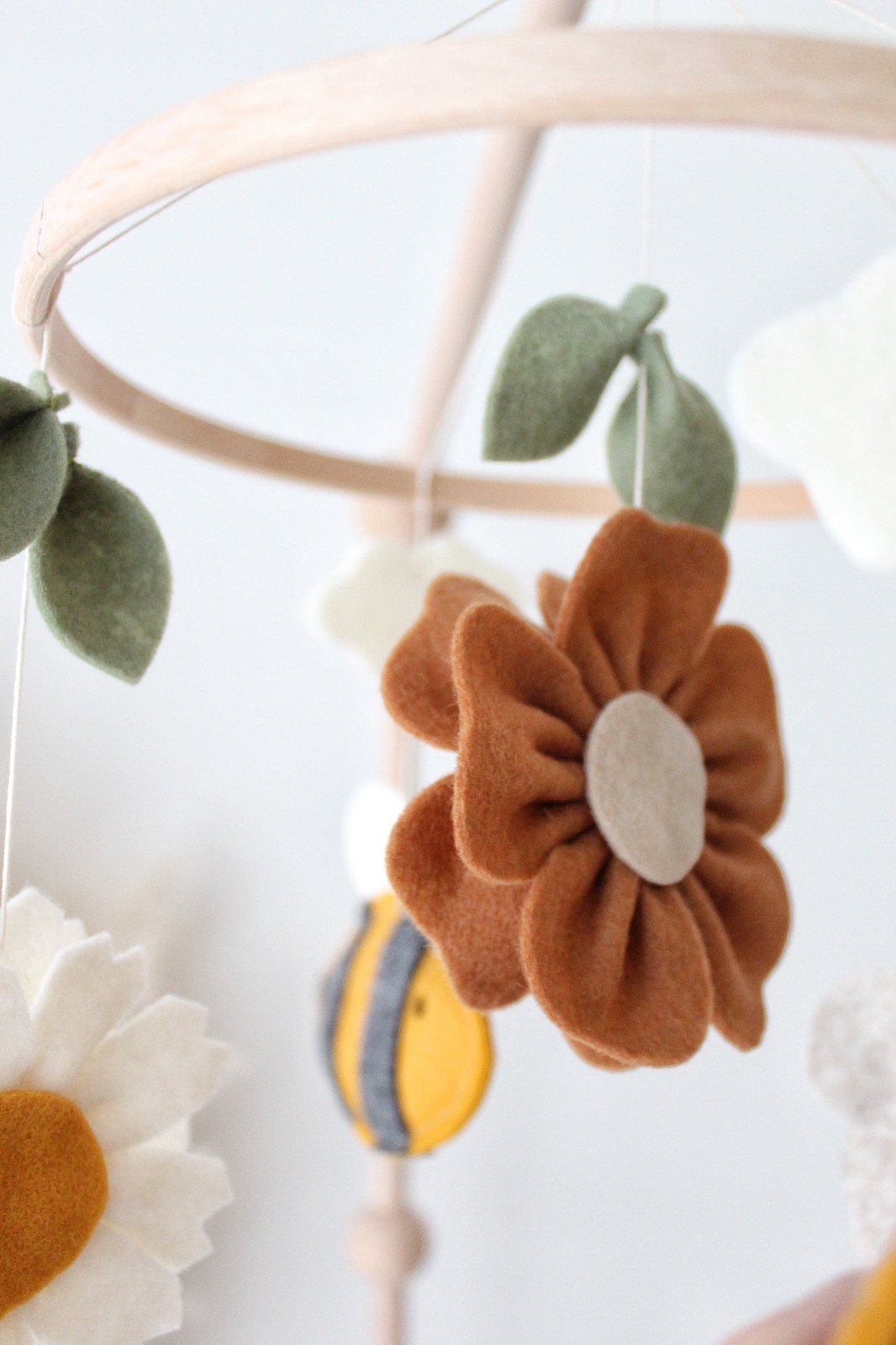Handgemaakte Babymobiel | Bloemetjes & Bijtjes - 130610 Handgemaakte Babymobiel | Hout & Wolvilt | Bloemetjes & Bijtjes