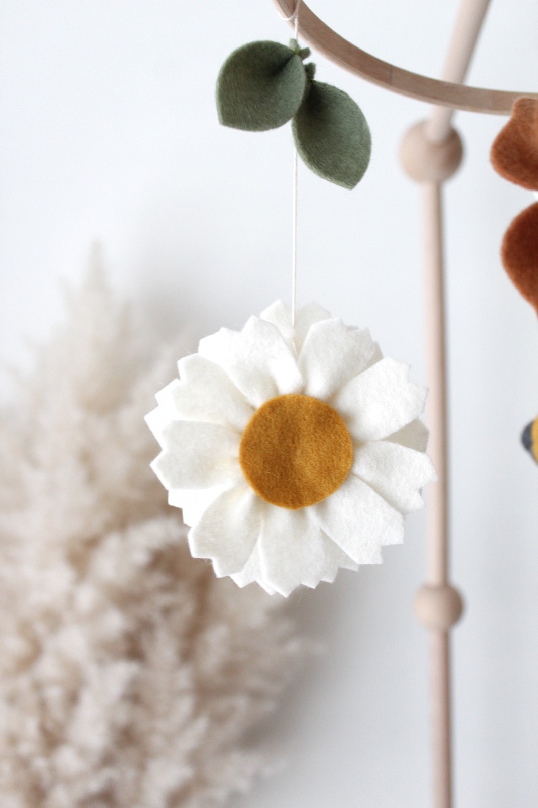 Handgemaakte Babymobiel | Bloemetjes & Bijtjes - 130611 Handgemaakte Babymobiel | Hout & Wolvilt | Bloemetjes & Bijtjes