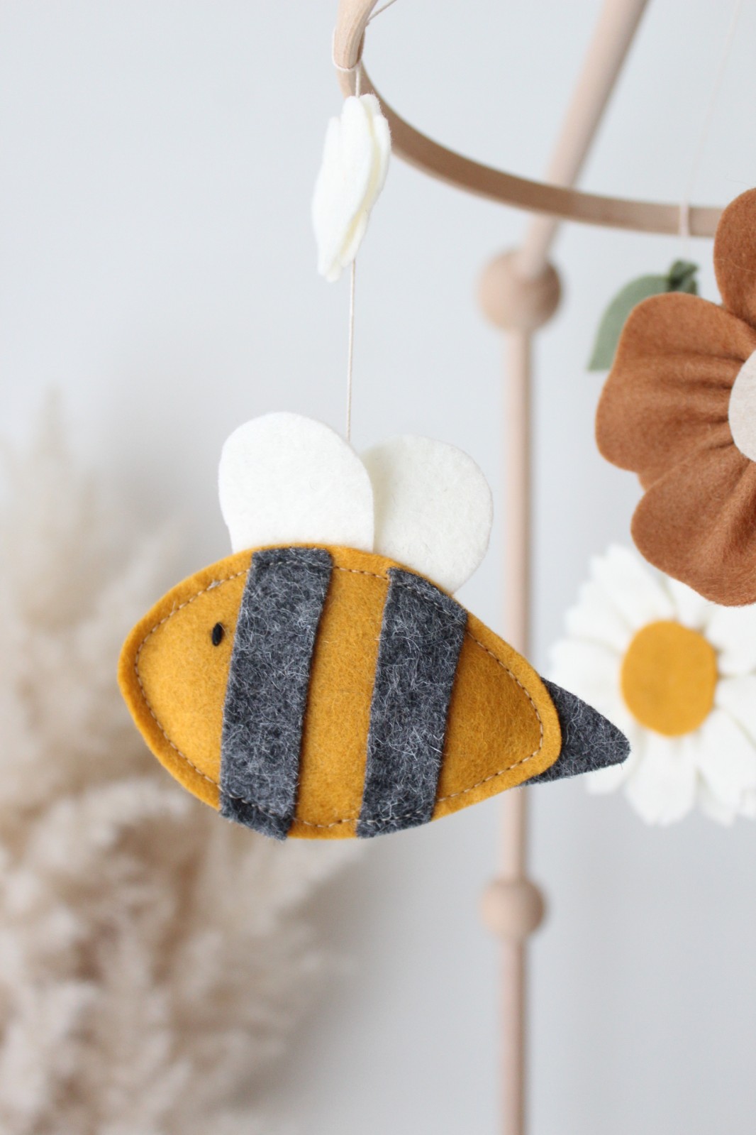 Handgemaakte Babymobiel | Bloemetjes & Bijtjes - 130612 Handgemaakte Babymobiel | Hout & Wolvilt | Bloemetjes & Bijtjes