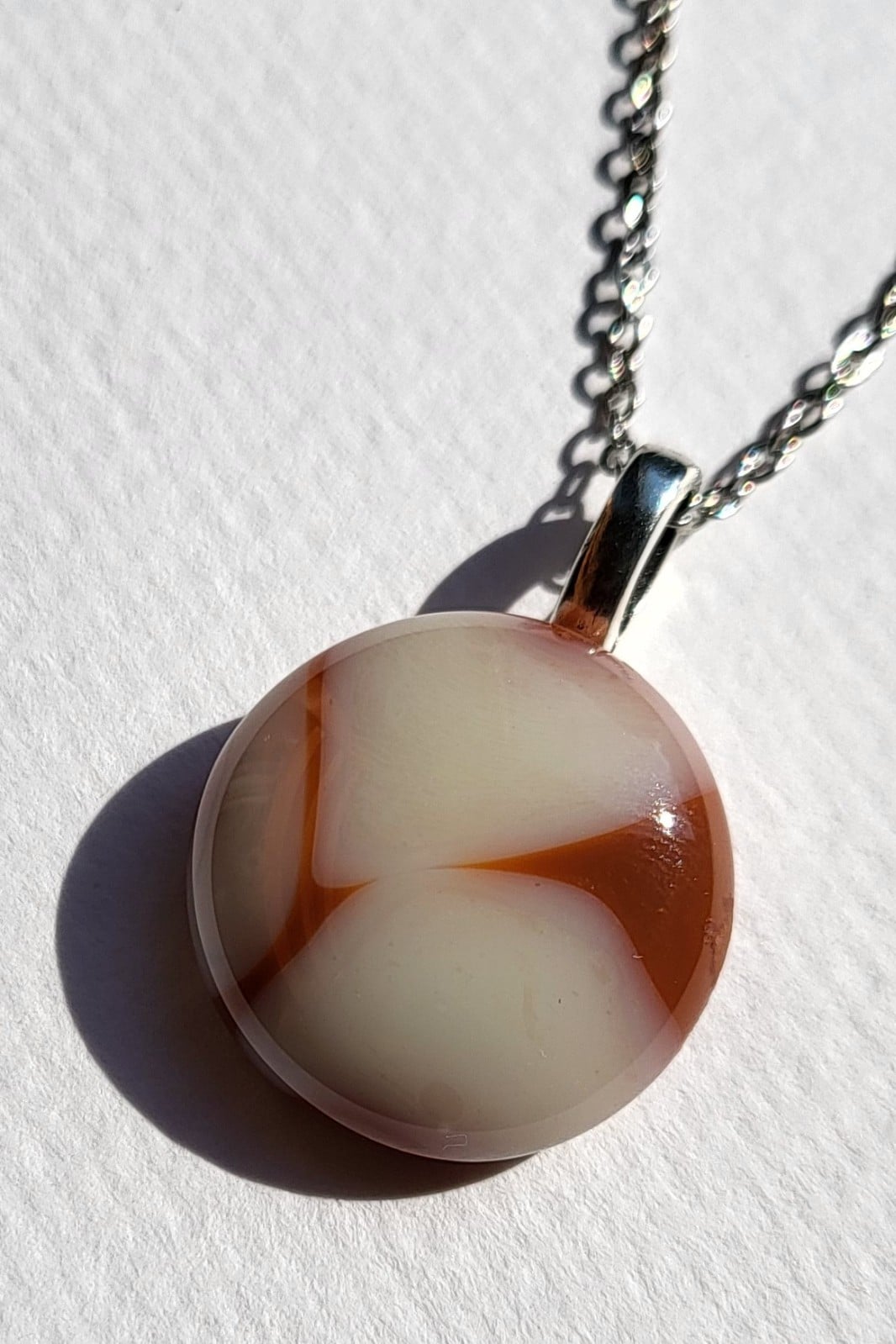 RVS ketting met uniek "Terracotta en Creme" glas hanger