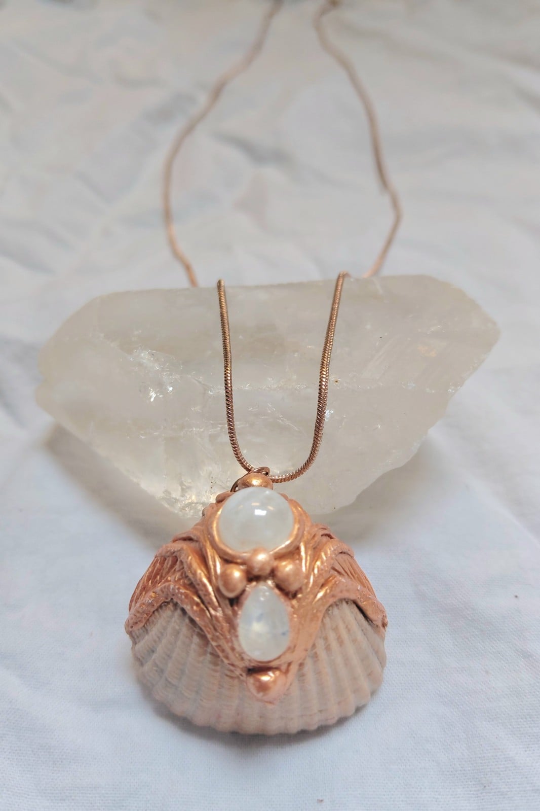 Slangenketting met hanger van schelp met regenboog maansteentjes - 143547 Slangenketting met hanger van schelp met regenboog maansteentjes