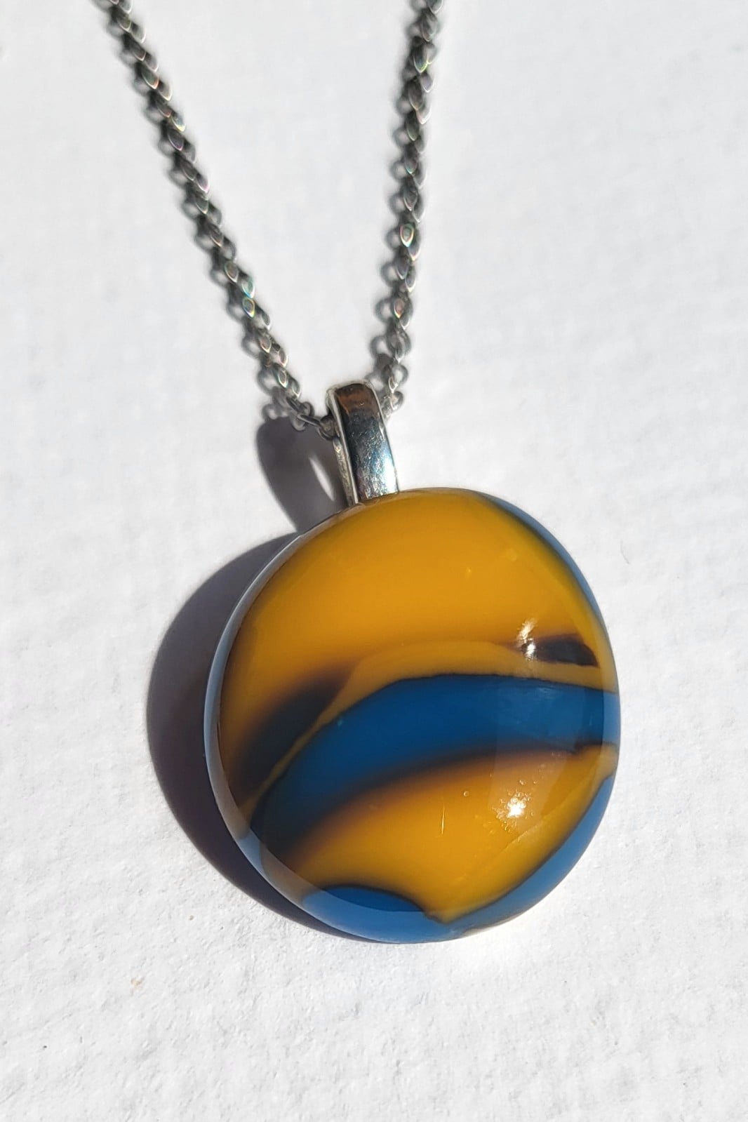 Uniek Blauw en Oranje glasfusing hanger - 140021 RVS ketting met uniek Blauw en Oranje glas hanger