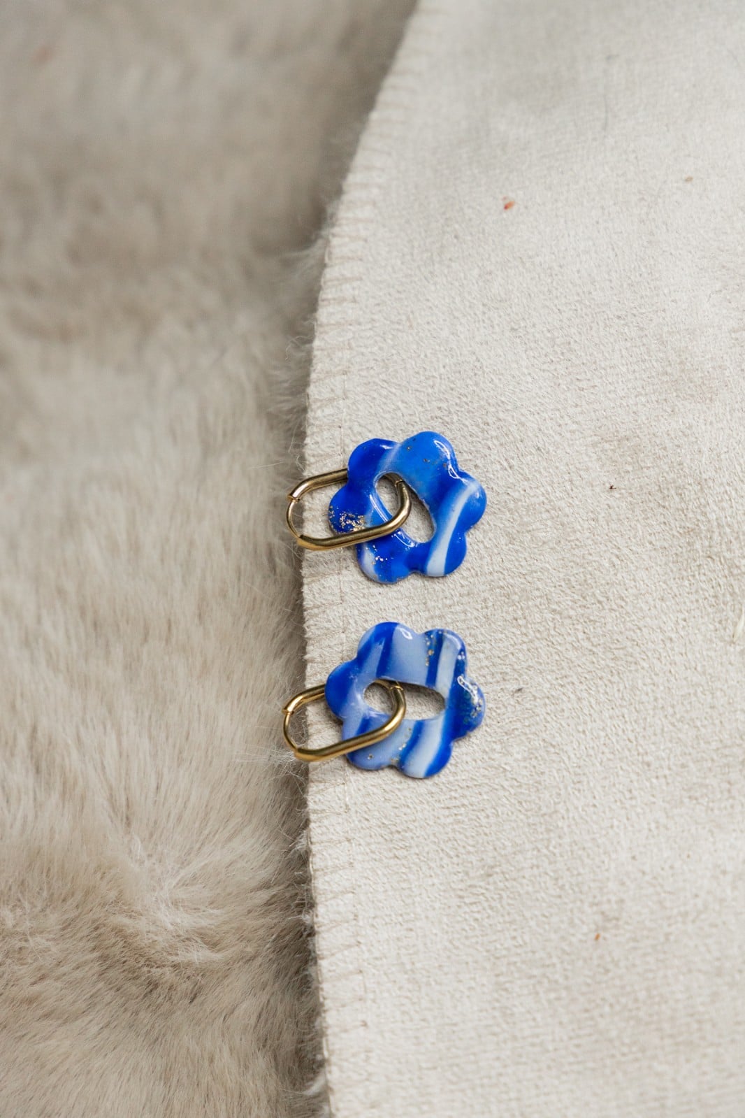 Oorbellen | Blue Huggie Flower