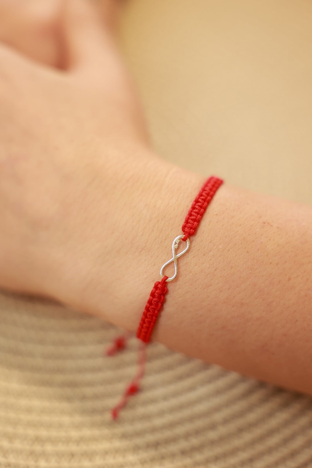 Armband met 14 karaat geelgouden Infinity bedel - met twee hartjes